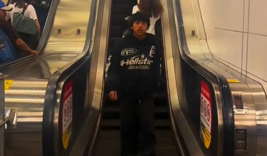 Joven bloqueaba el paso en escaleras para grabarse y terminó recibiendo un inesperado golpe
