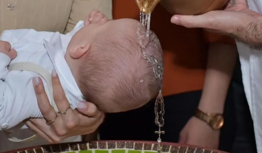 Impresionante bautizo en Brasil: gotas de agua forman un “rosario” sobre la cabeza de un bebé
