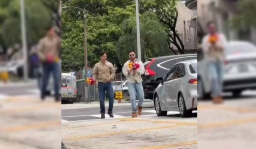 Maluma y Ryan Castro sorprenden regalando flores en plena calle