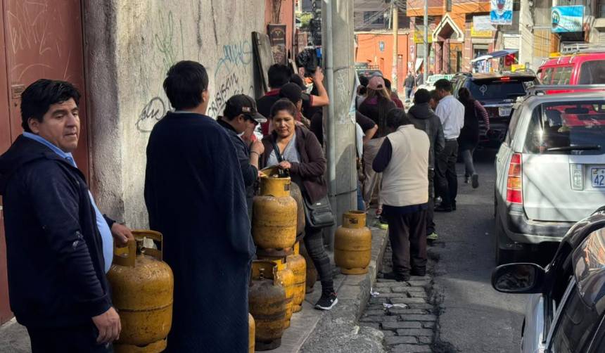 “El camión del gas ya no llega”: Familias hacen filas desde la madrugada para conseguir garrafas de GLP en La Paz