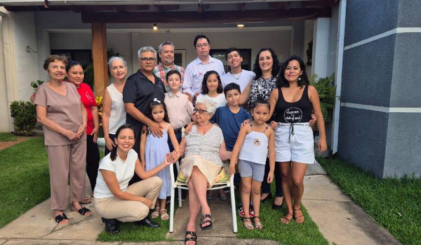 Salustiana, la Cruceña de Oro que cumple un siglo de vida rodeada del amor de su familia