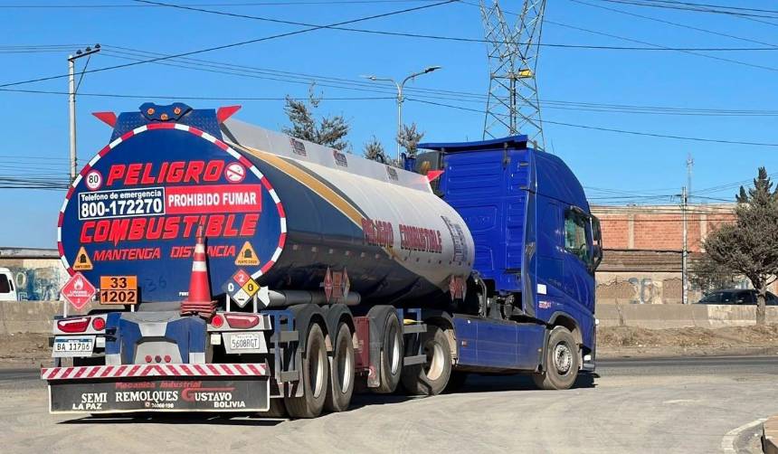 Cisterneros dicen que dejaron de transportar combustible para YPFB tras el retiro de la subvención al diésel