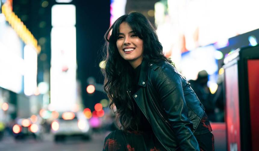 Boliviana conquista con su voz en Nueva York al cantar ‘Como la flor’