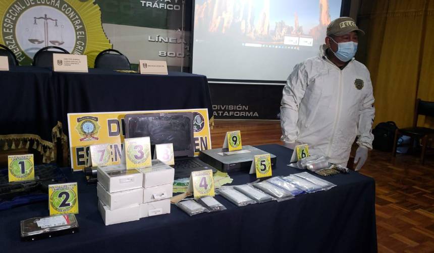 Tres policías y otros cuatro hombres son acusados de robar 600 celulares en El Alto