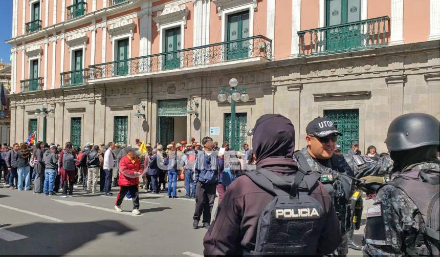 Tensión por cruce entre seguidores de Loza y Revilla en la previa a reunión de gobernadores electos con Paz