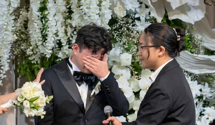 ¡Un regalo de lujo en plena boda! Novio rompe en llanto al recibir un obsequio inesperado