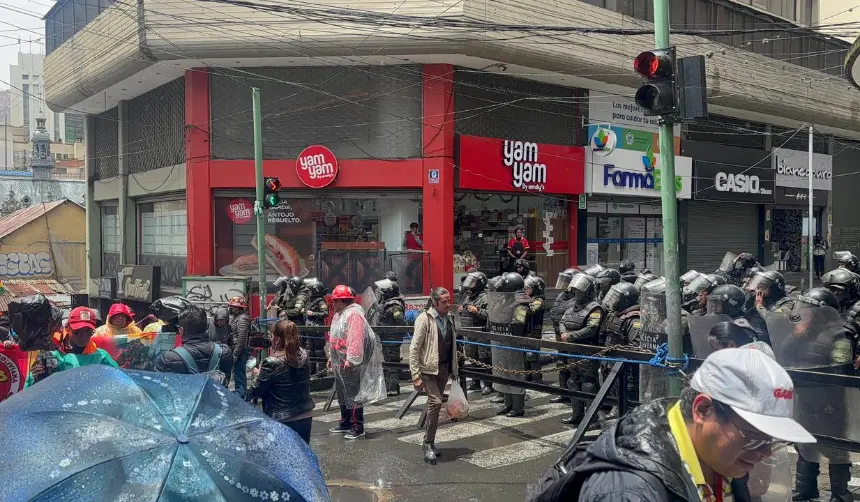 COB llega al centro paceño en una marcha para exigir la abrogación del Decreto Supremo 5503