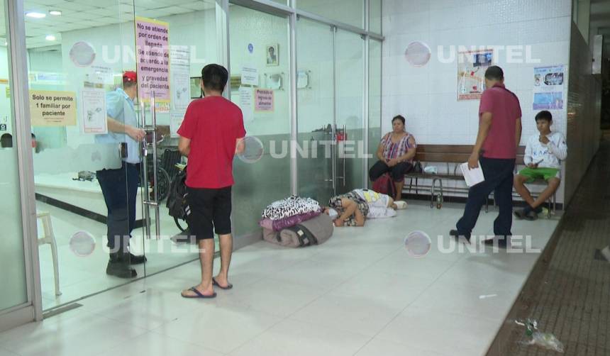 En medio de crisis del sector salud, un adolescente de 13 años con apendicitis pasó la noche en el suelo tras “ser rechazado” en el Hospital de Niños