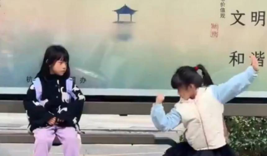 Una niña sorprende con movimientos de artes marciales en plena parada de bus 