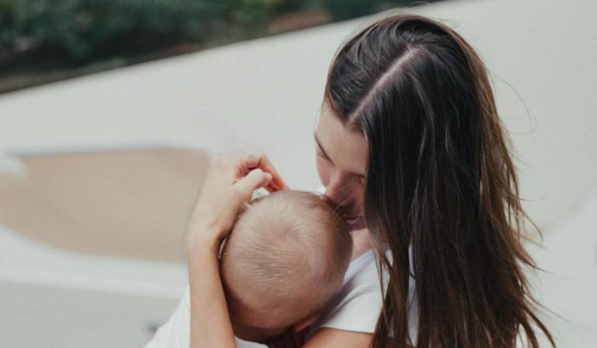 Hailey Bieber enternece las redes con emotivo video junto a su hijo Jack Blues