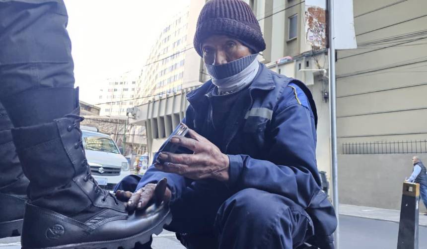 Lustrabotas de 77 años relata que sujeto con casco de “minero” se llevó su ganancia del día durante refriega en La Paz