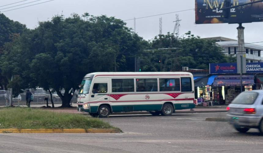 Micreros levantan el paro en la capital cruceña y acuerdan tarifa de Bs 3 hasta el 5 de enero