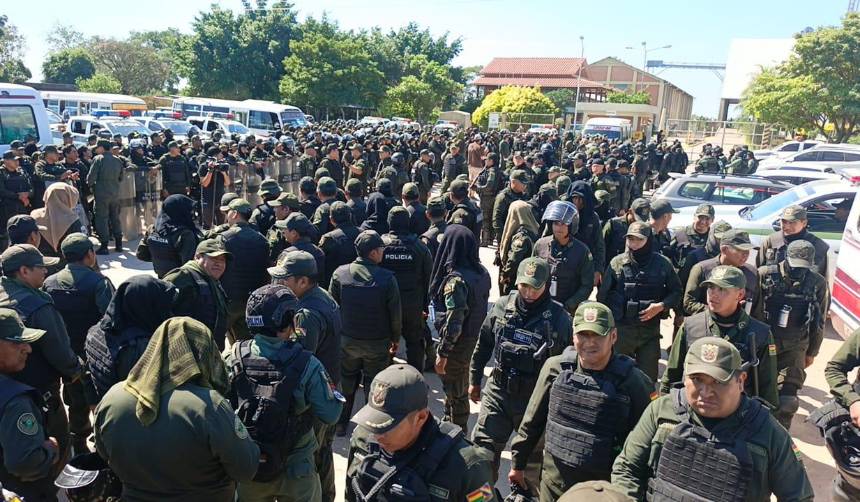 Tras operativo en San Julián, comunarios mantienen bloqueo y la Policía se repliega