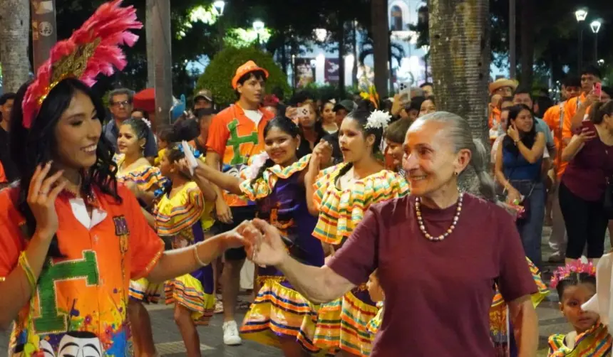 Diciembre se vive con música y tradición en la Plaza 24 de Septiembre de Santa Cruz de la Sierra