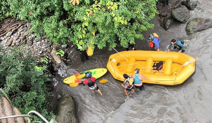 Hallan el cuerpo sin vida de uno de los niños que cayó al río en un vehículo, aún hay cuatro desaparecidos