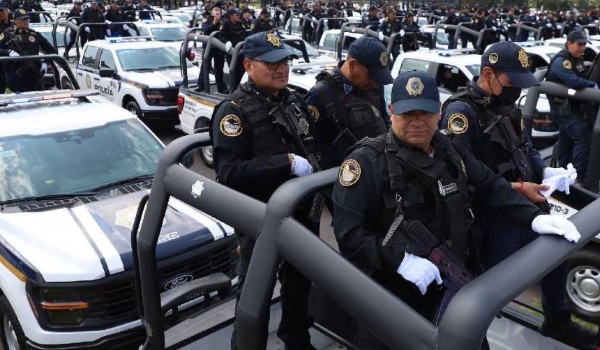 Video: Policías caen cuando intentaban formar una pirámide humana sobre una patrulla en movimiento