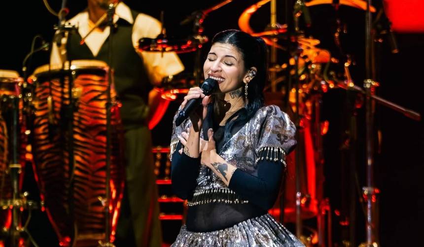 Cazzu sorprendió al lucir un anillo con bolivianita durante su concierto en La Paz