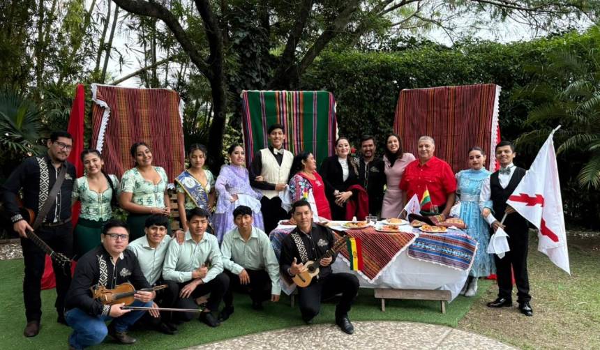 Los chuquisaqueños celebran su aniversario con música, tradición y gastronomía en el Cambódromo