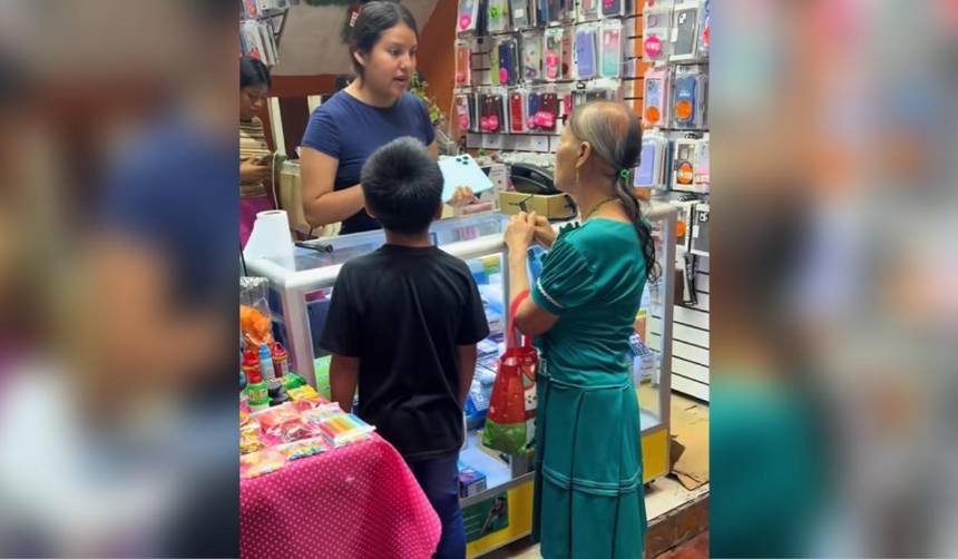 Abuela conmueve en redes al comprar tablet para su nieto abandonado