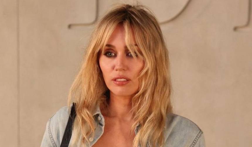 Miley Cyrus deslumbra con un look casual y glamuroso en reconocido evento 