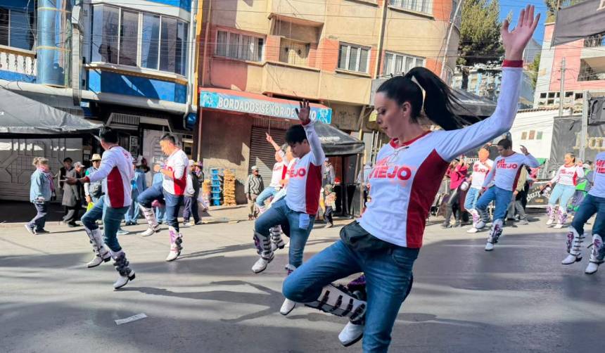 El centro paceño vibra al ritmo de la preentrada del Gran Poder 2026