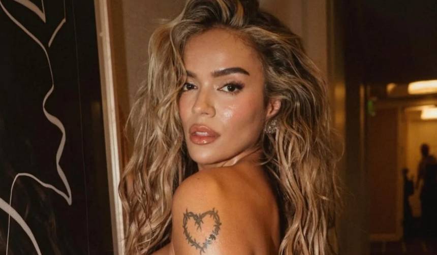 ¿Matrimonio en puerta? Karol G comparte una foto vestida de blanco y desata rumores en redes sociales
