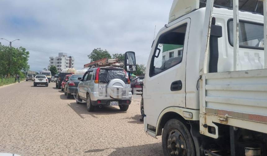 Conductores reclaman y dicen que esperan entre dos y tres horas para cargar combustible en Santa Cruz
