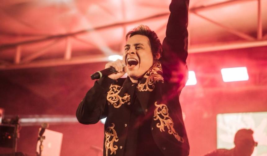 La historia de Luis Vega, el artista que convirtió las vivencias de sus fans en canciones