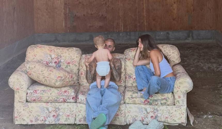 Hailey Bieber celebra los dos años de su hijo con un tierno álbum familiar
