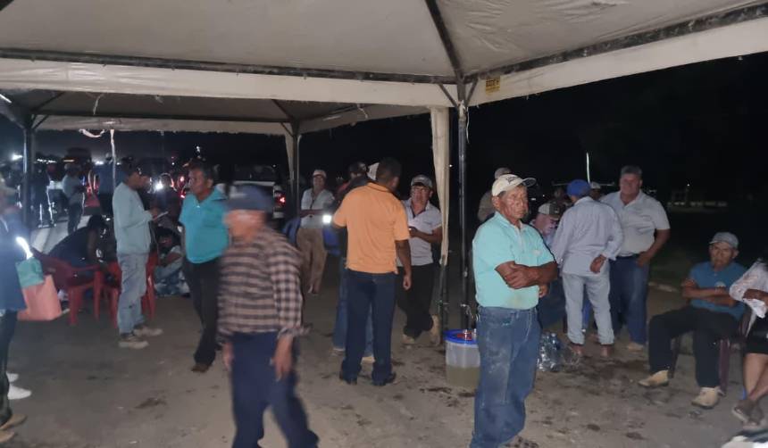 Bloqueadores en Cuatro Cañadas anuncian que levantarán la medida de presión a medianoche 