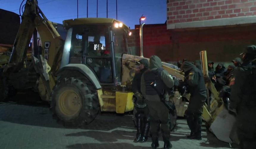Policía en El Alto se prepara con maquinaria pesada para iniciar el desbloqueo de carreteras