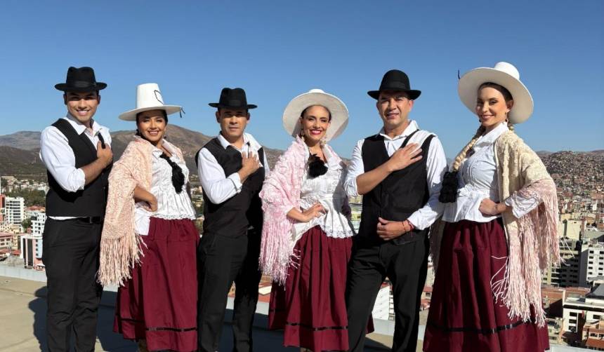 Presentadores celebran a Cochabamba al ritmo de ‘Cochala de Corazón’