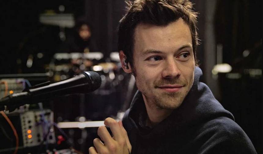 Harry Styles sorprende a una fan al acercarse a su auto para saludarla