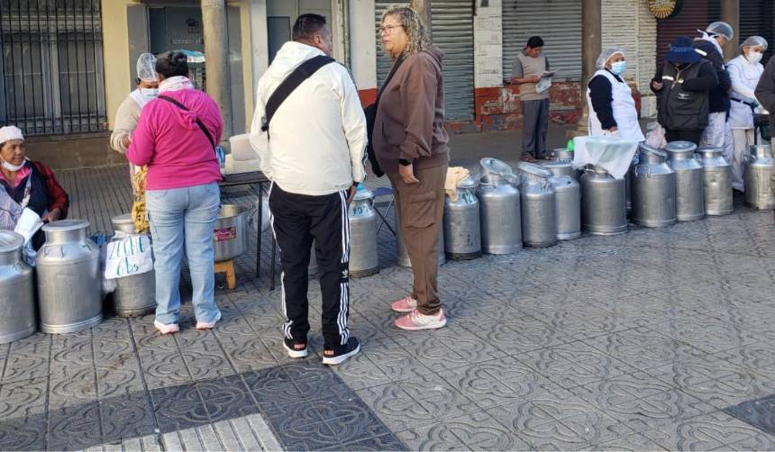Bloqueos obligan a lecheros y avicultores a vender sus productos en la plaza de Cochabamba 