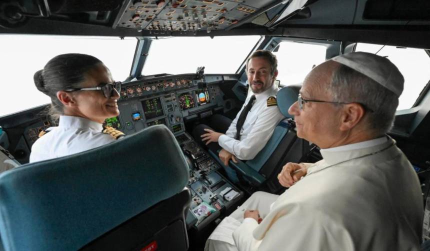 El papa León XIV viaja escoltado por cazas Rafale y el momento se vuelve viral