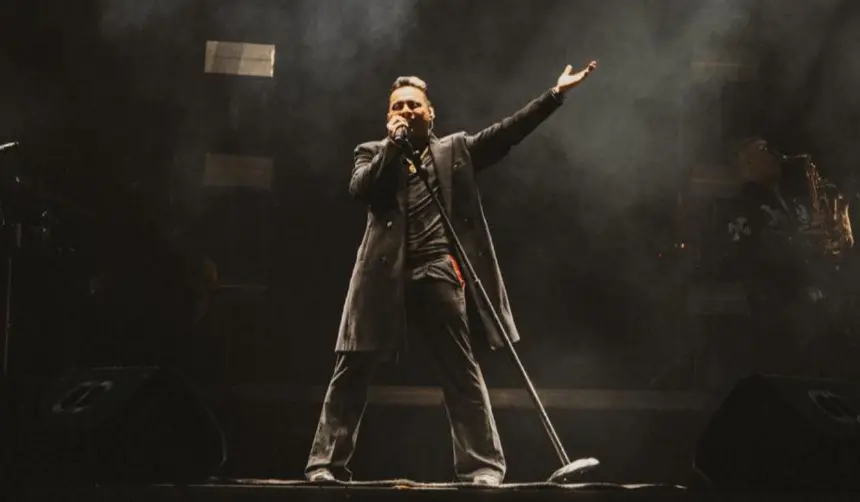 No importó la lluvia, Luis Vega hizo vibrar a Trinidad con un show inolvidable