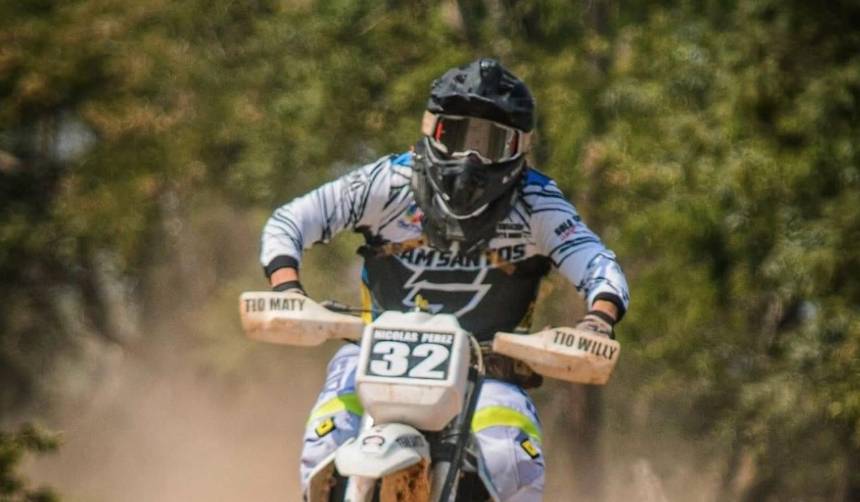 Dos días antes de perder la vida, Nicolás Pérez llegó a la meta empujando su moto tras quedarse sin gasolina 