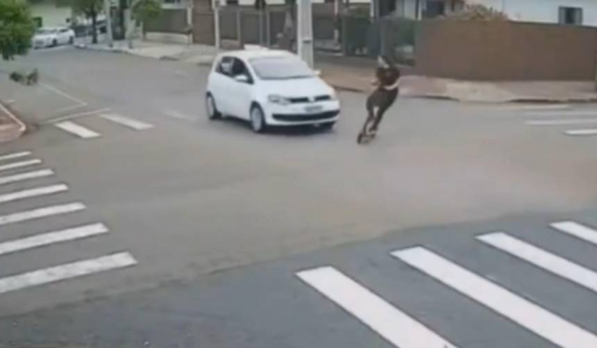 Imágenes impactantes: Adolescente en monopatín es arrollada por un auto en plena avenida