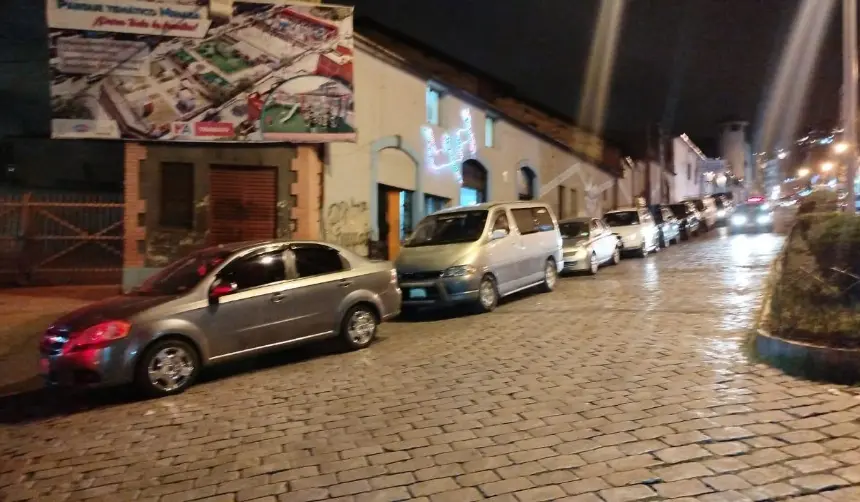 Se registran filas en surtidores del eje troncal tras el anuncio de nuevos precios de la gasolina y el diésel