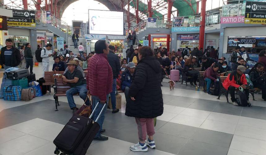 “Está caro el pasaje”: Viajeros se quejan por precio de pasajes y falta de buses; empresas dicen que no hay diésel 