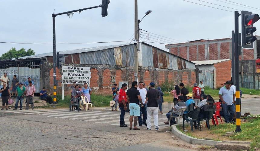 Micreros instalan bloqueo en el Plan Tres Mil para impedir que otros transportistas trabajen