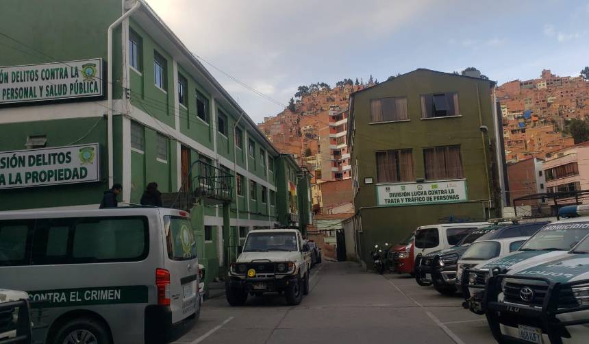 Mujer denuncia violación grupal y retención durante dos días en una casa en La Paz, reporta la Policía 