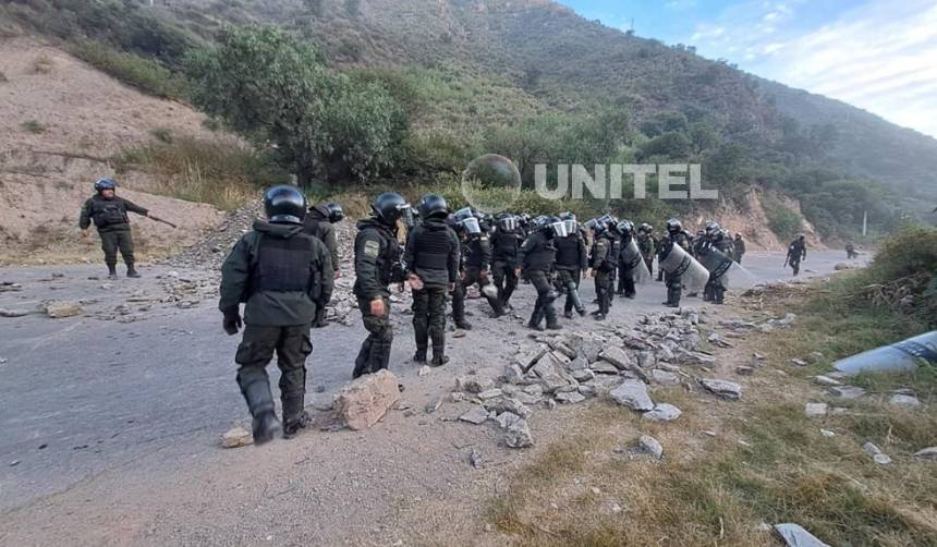Policía denuncia que fue recibida con dinamitas en desbloqueo de la ruta Cochabamba – La Paz