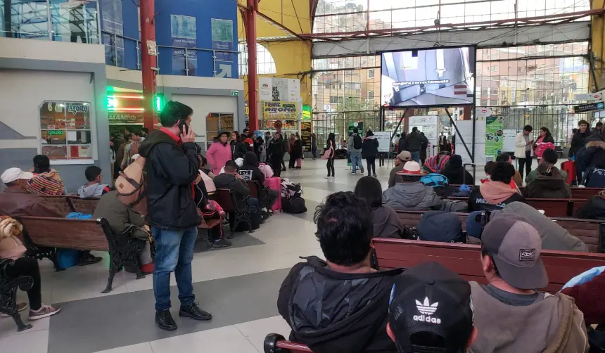 A poco del retorno a clases, hay alta demanda de viajes en medio de la falta de diésel y reclamos por precios del pasaje