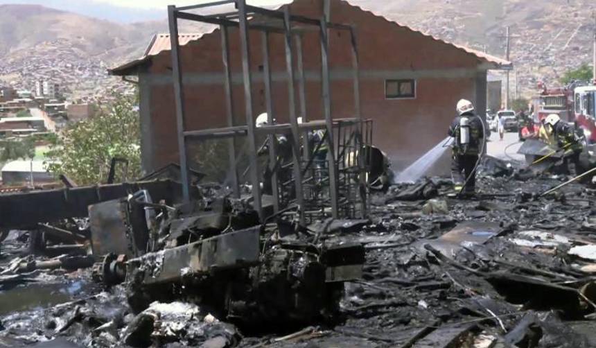 Incendio consume una chapería en la zona sur de Cochabamba y deja daños estructurales