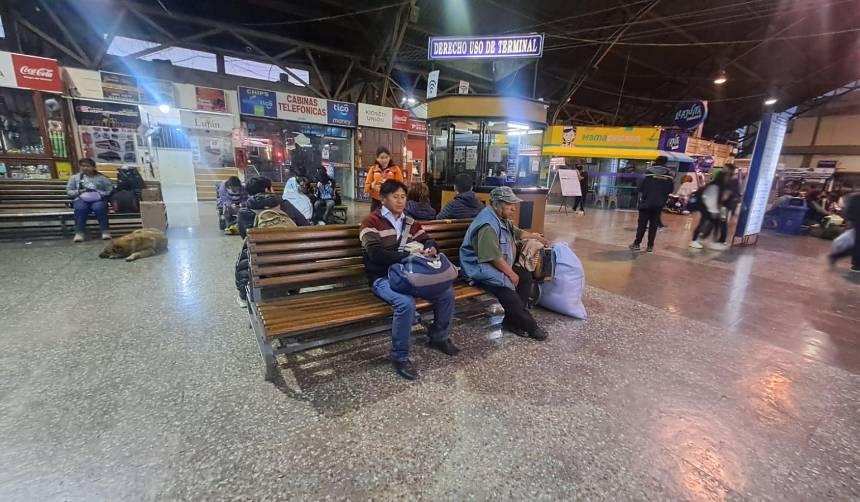 Por bloqueos, no hay salidas a Oruro y La Paz desde la Terminal de Cochabamba; al oriente solo viajan por la ruta antigua