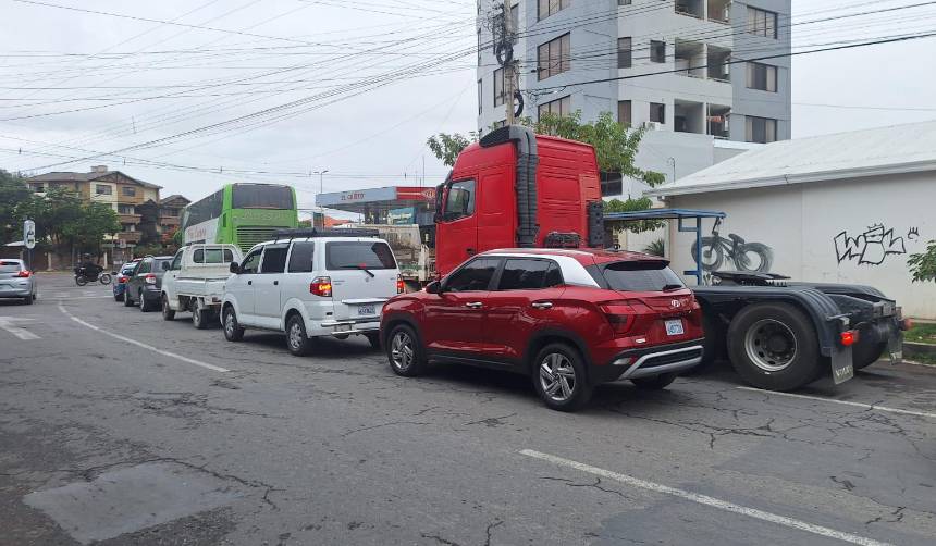 Filas por diésel se registran este miércoles en el eje troncal del país; choferes dicen que dormirán en sus vehículos