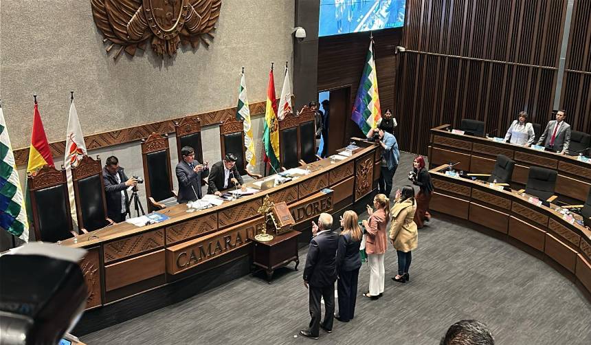 Frente a la Biblia y un crucifijo, juran los nuevos senadores titulares y suplentes para la gestión 2025 - 2030