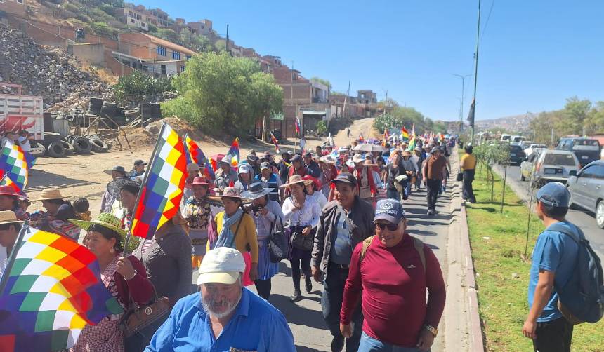 Evistas marchan en la ciudad de Cochabamba en contra del decreto del diésel 