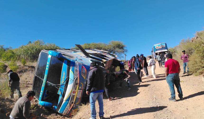 Vuelca un bus con pasajeros por esquivar bloqueos para llegar a Cochabamba
